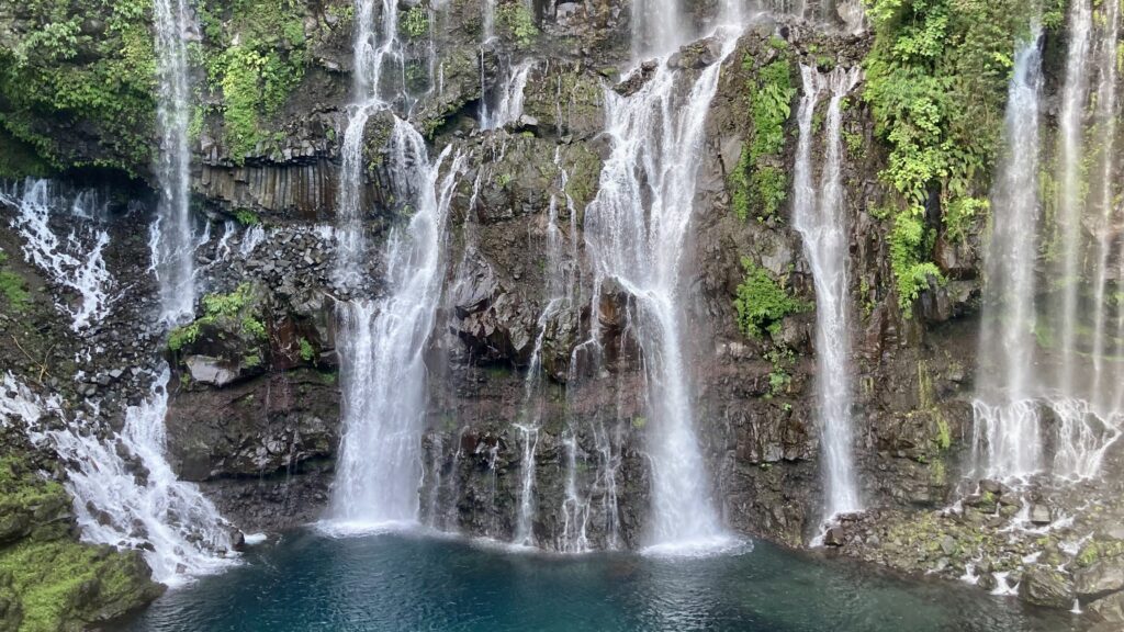 Cascade majestueuse à l’île de la Réunion, vue incontournable de la nature tropicale.