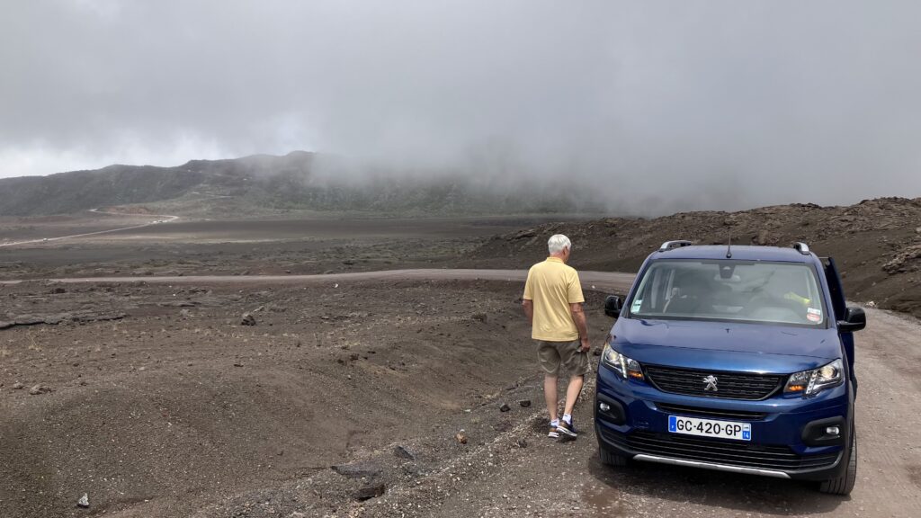 Chauffeur VTC devant le volcan de la Réunion